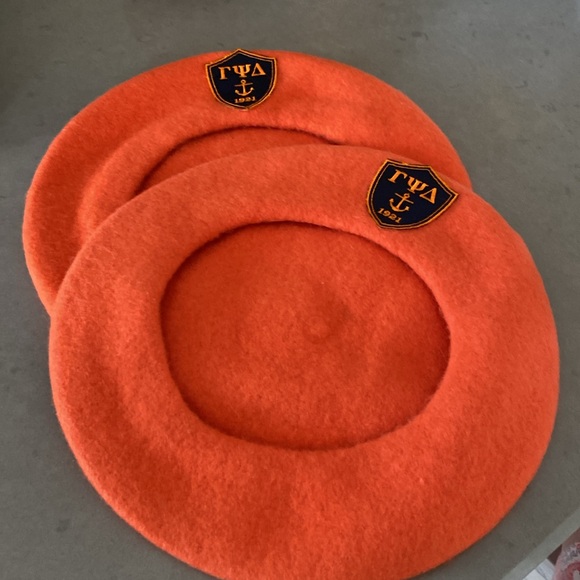Orange wool beret with cute badge - Picture 4 of 5